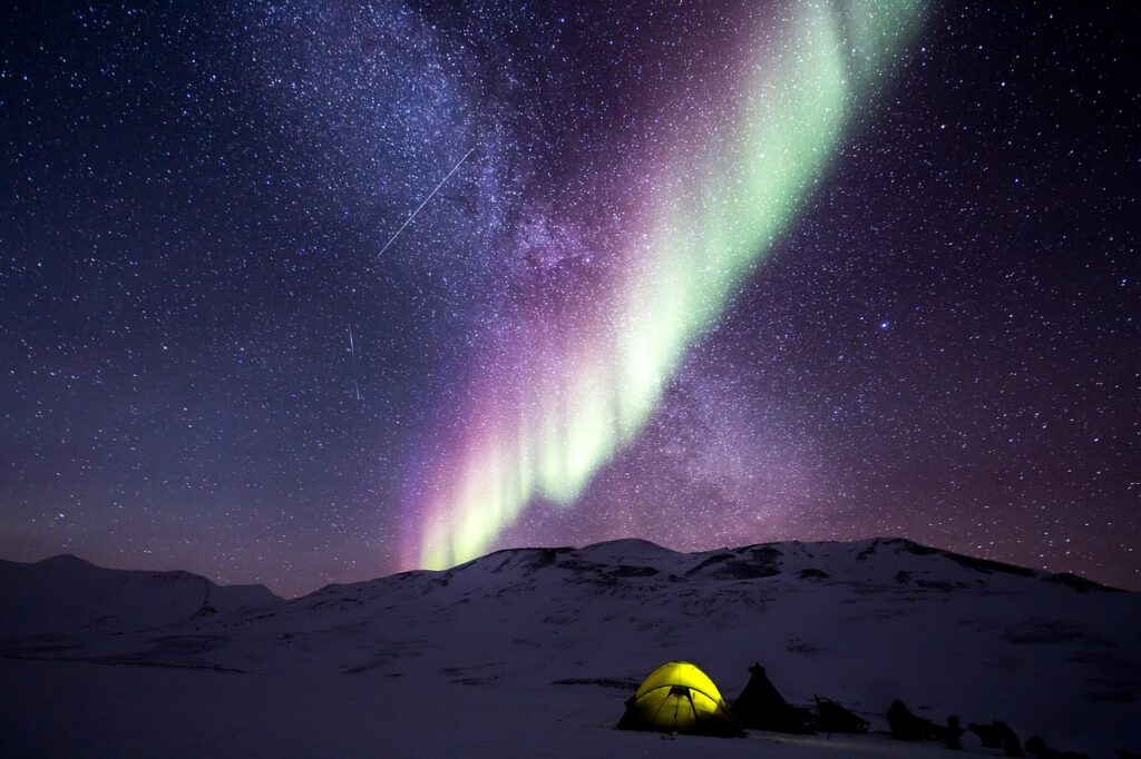 https://pixabay.com/photos/night-aurora-snow-north-pole-1189929/